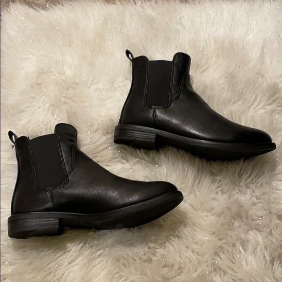 Shoes - Chelsea black fur boots